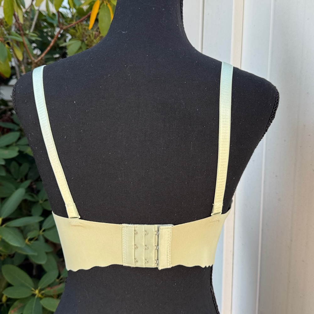 Nwt seamless bra 34b - Picture 3 of 5